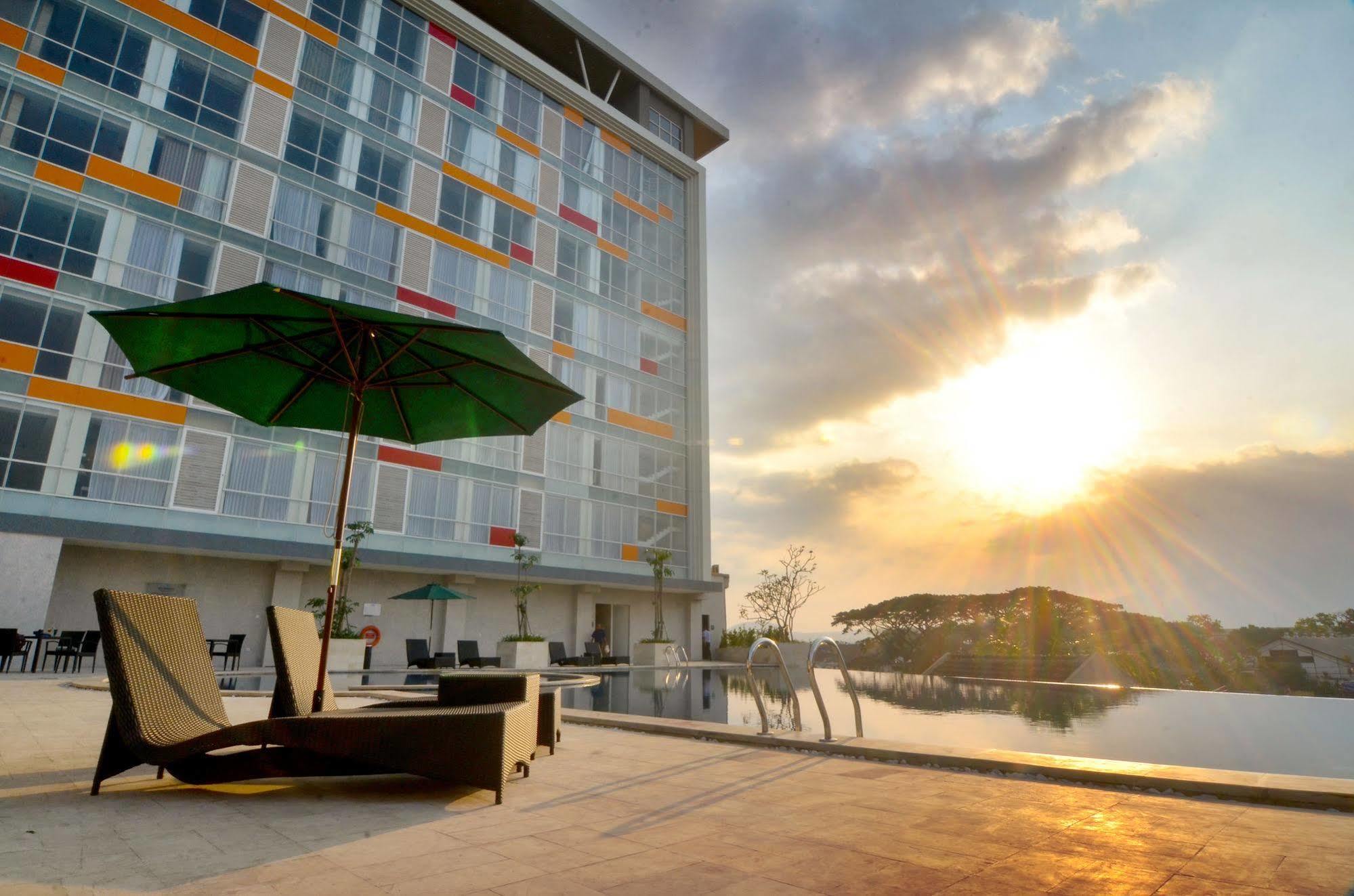 Ascent Premiere Hotel And Convention Malang Dış mekan fotoğraf
